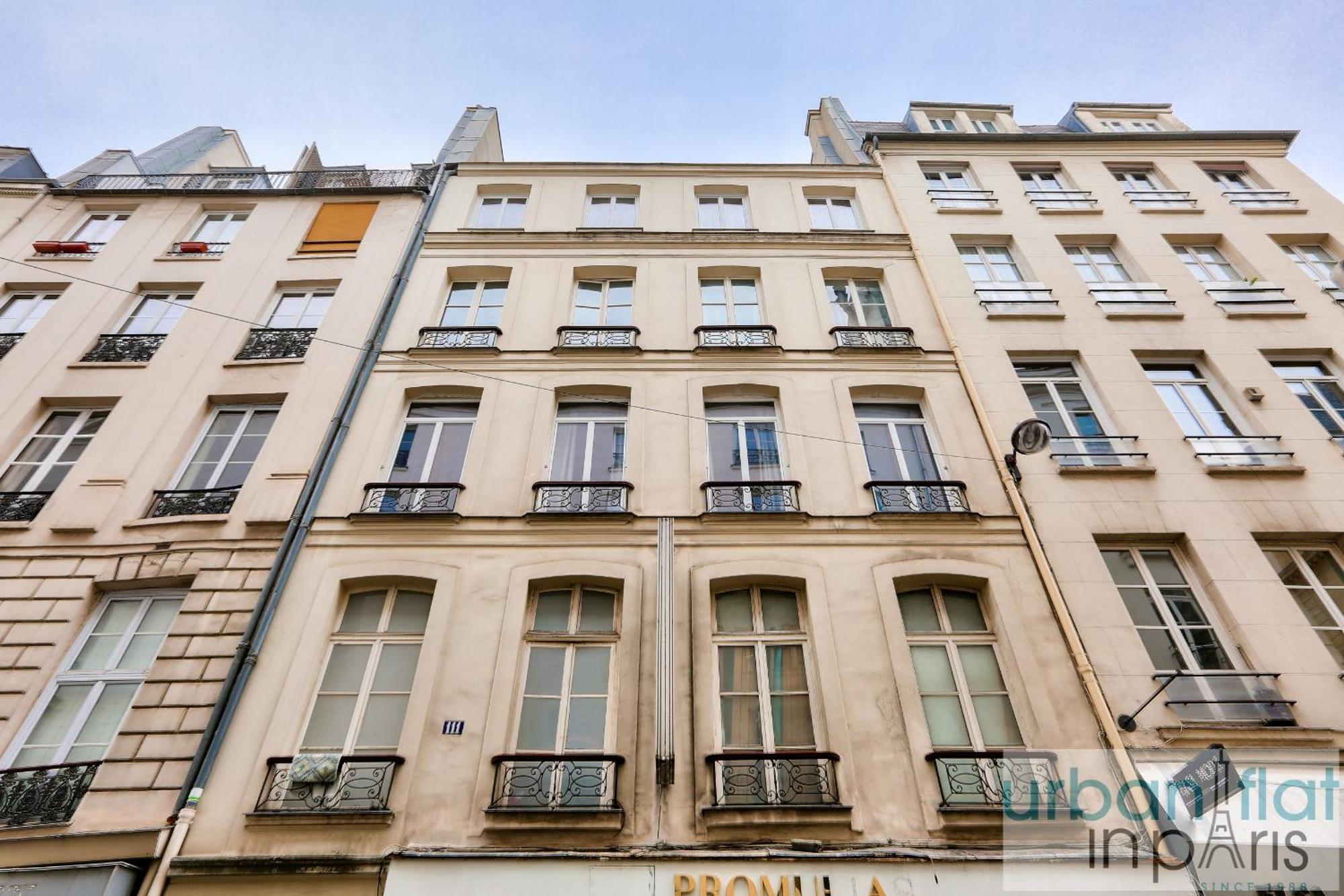 97 - Urban Colonnes De Buren Parigi Esterno foto
